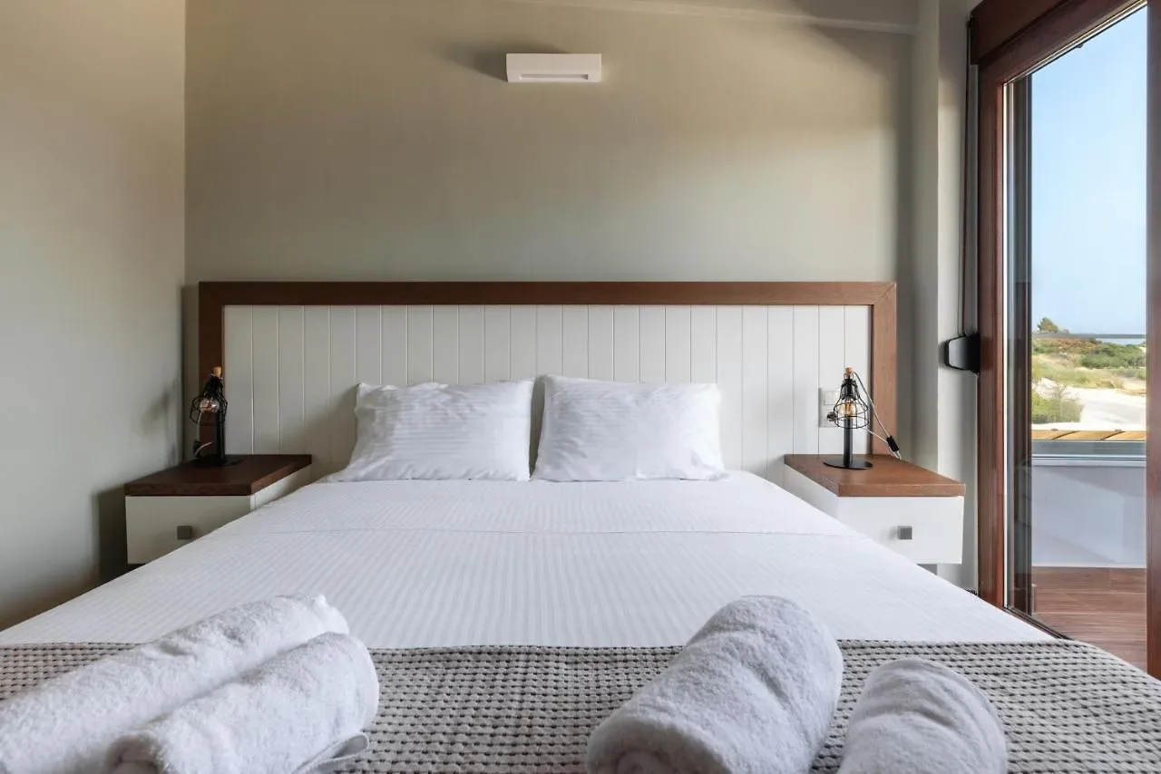 Double bedroom with a balcony door