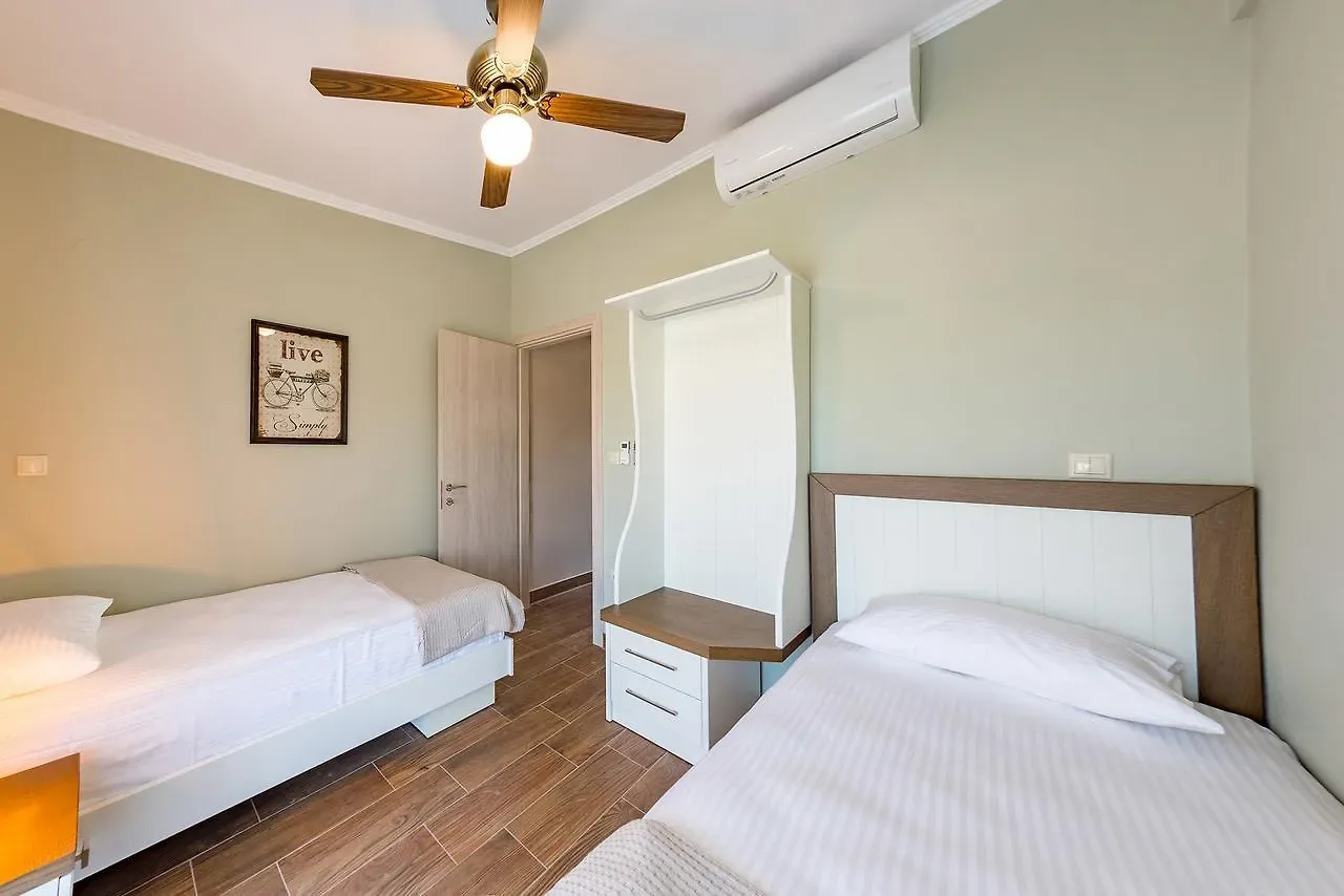 Twin bedroom with two single beds, air conditioning and a ceiling fan