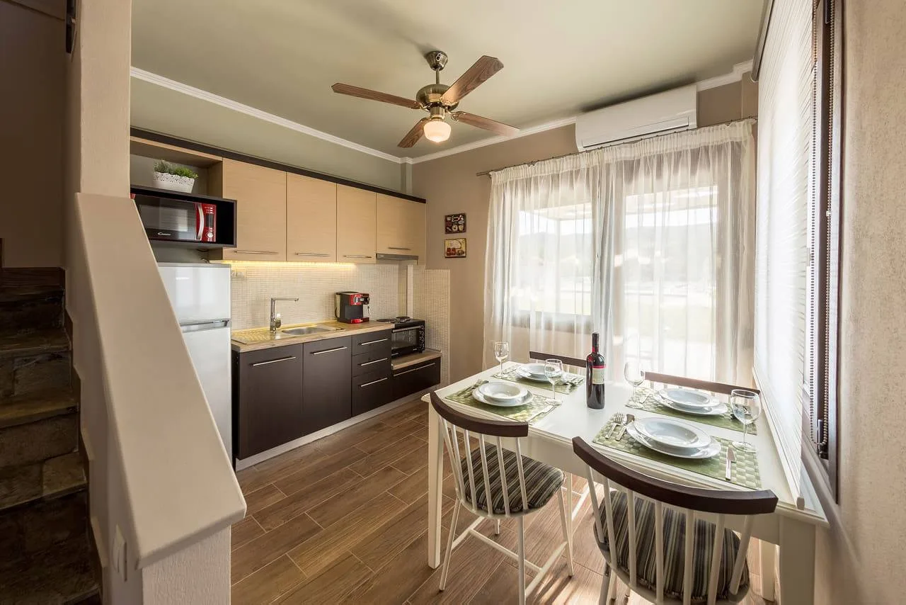 Villa Eirini kitchen and dining area