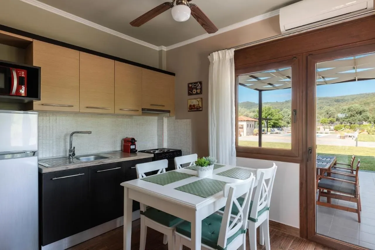 Kitchen and dining area, with the pool through the window